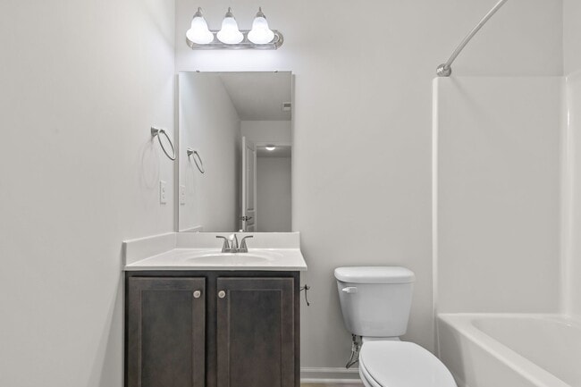 Building Photo - 2 Bed 2.5 Bath Townhome