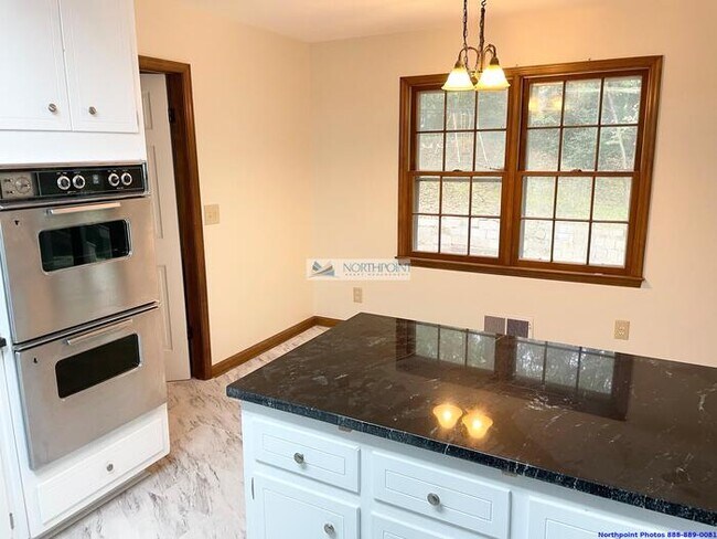 Building Photo - 5BR 3.5BA Stunning Home w/ Kitchen Suite • Garage + Carport in Marietta