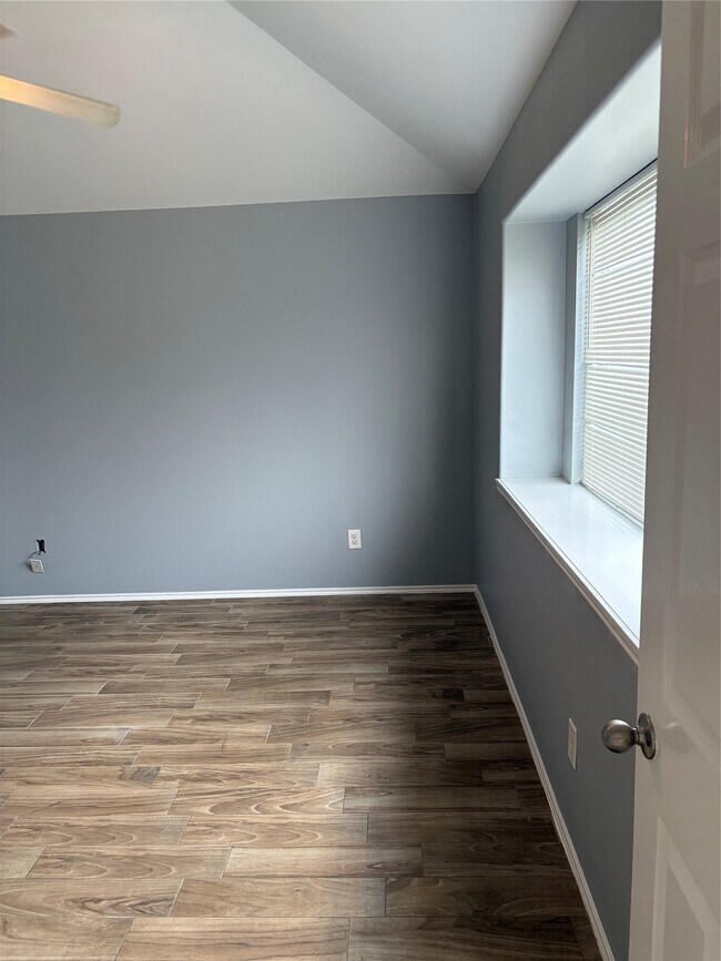 Building Photo - 7214 Crescent Mills Dr