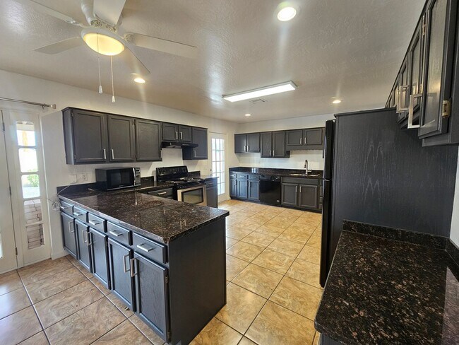 Building Photo - Scottsdale - 5 bedroom, 3 bath - Remodeled...