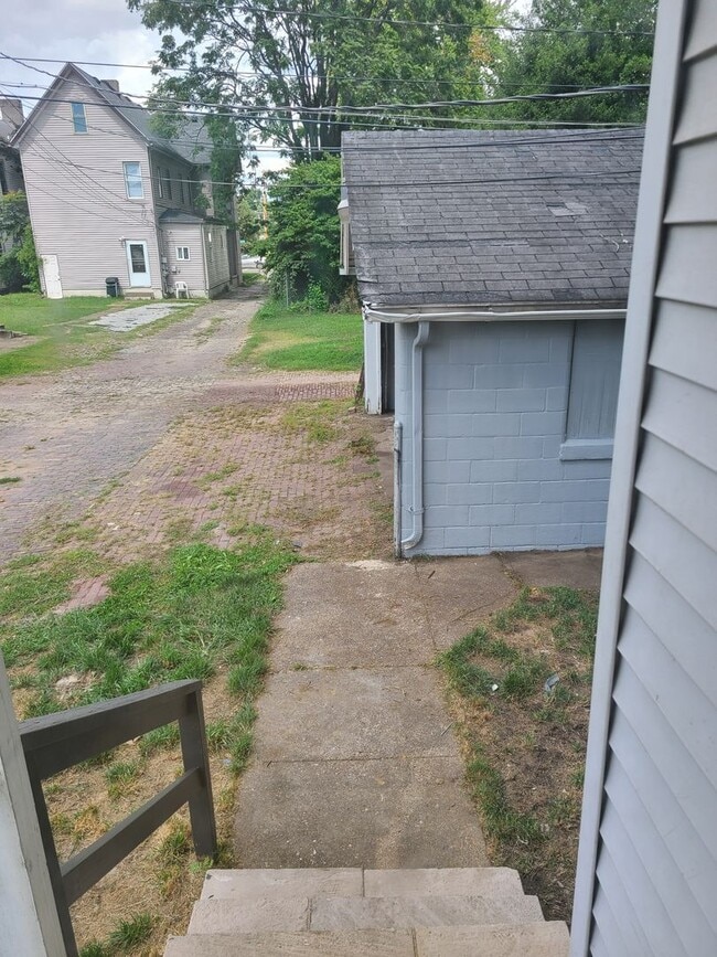 Building Photo - 5 Bed/ 2 bath house