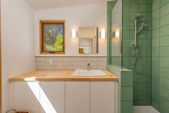 Building Photo - Ojai hideaway!