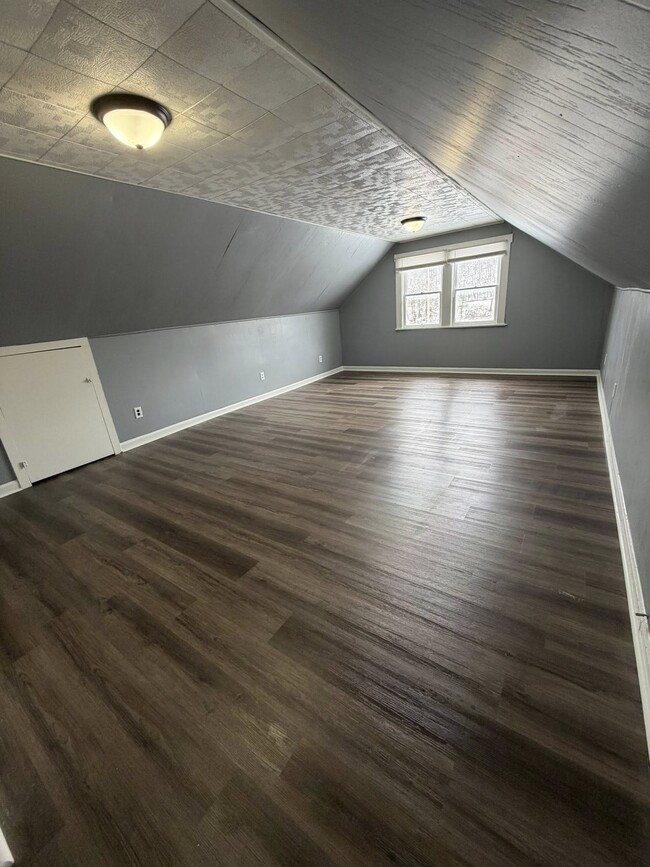 Building Photo - 1930 S River Rd