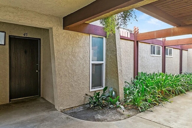 Building Photo - "Chic 1-Bedroom Haven in Santa Ana – 700 Sq Ft of Modern Comfort!"