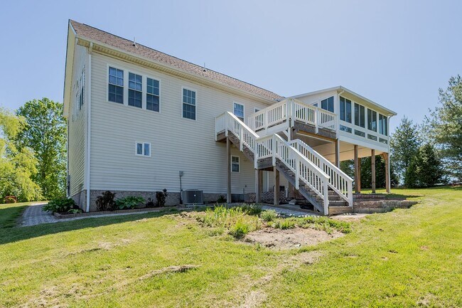 Building Photo - 1701 Stratford View Dr