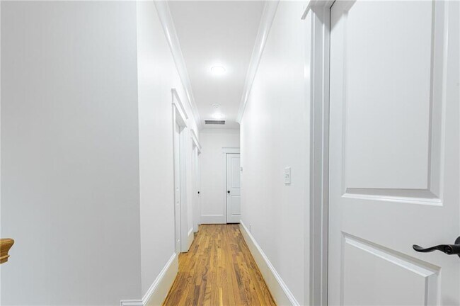 Building Photo - 2288 Oakview Rd NE