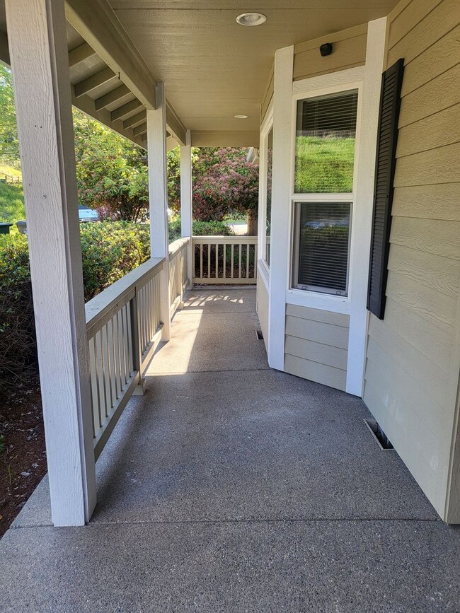 Building Photo - 3 bed 2 bathHome for Rent in Grants Pass
