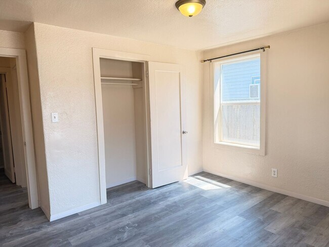 Building Photo - Cute House - 3Bed 1Bath - ONE Block from CMU!!!