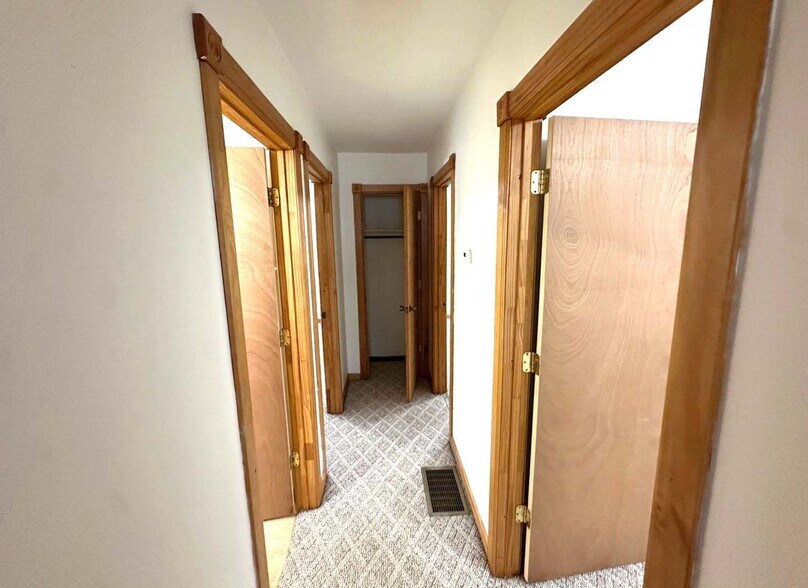 Building Photo - 3028 Meadowview Dr