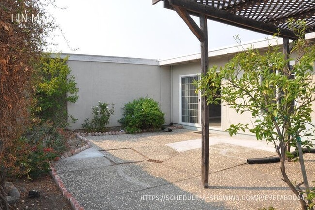 Building Photo - 2198 Goldcrest Cir