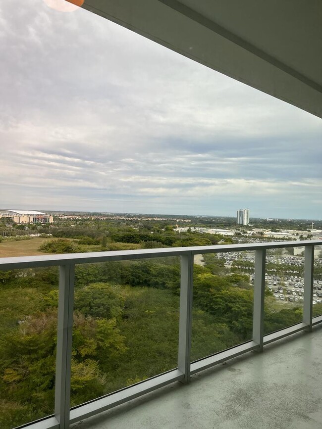 Building Photo - 2000 Metropica Wy