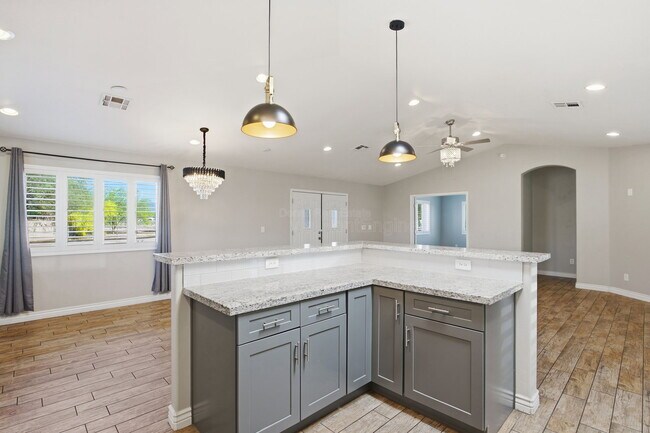 Building Photo - 1901 N Rosemont Blvd