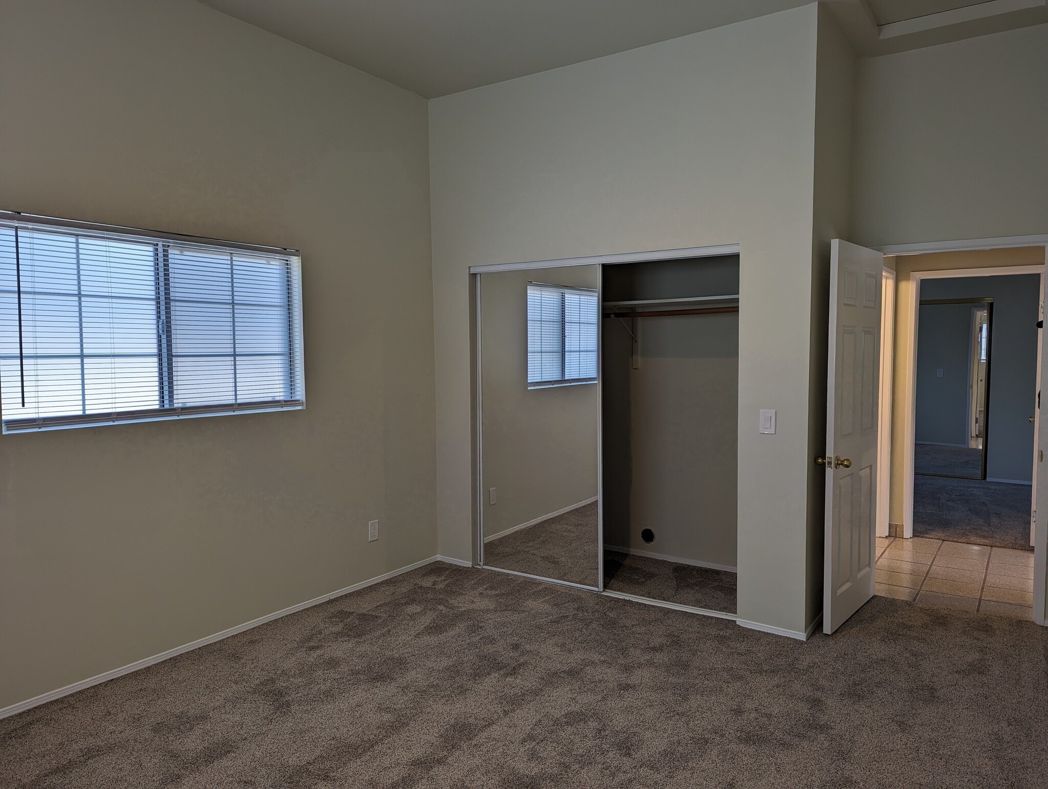 Building Photo - 5440 Topeka Dr