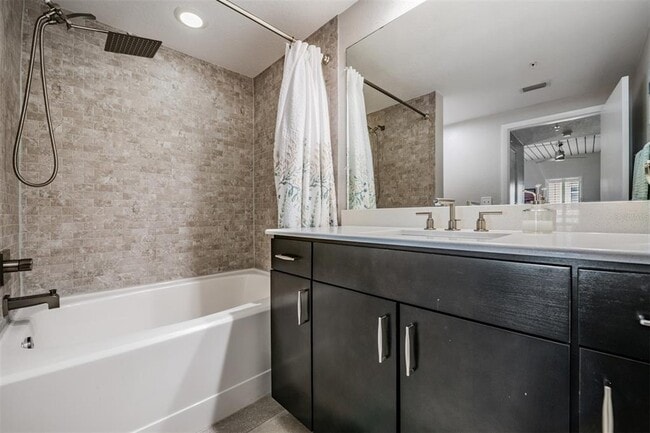 Building Photo - 2410 W Azeele St