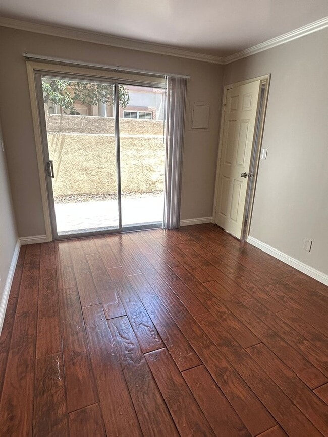 Building Photo - Spacious 2-bedroom with bonus room townhom...