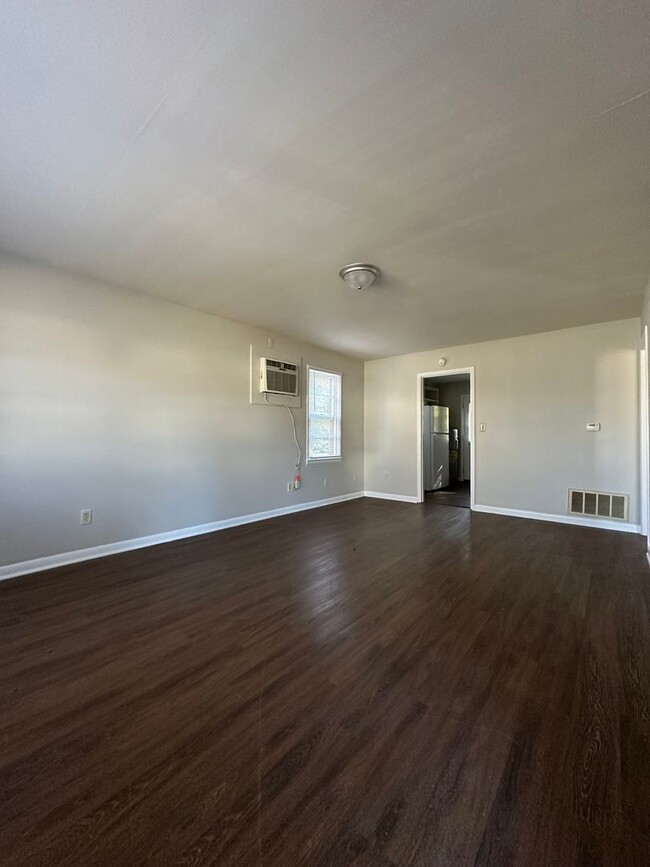 Building Photo - 2 Bedroom, 1 bathroom on the East-Side. Mo...