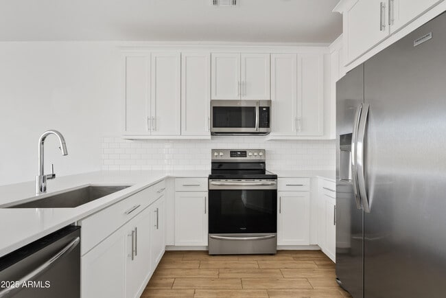 Building Photo - 4658 S Vapor