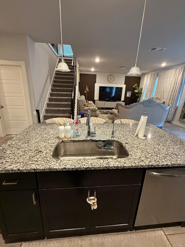 Building Photo - 740 Ft Leonard