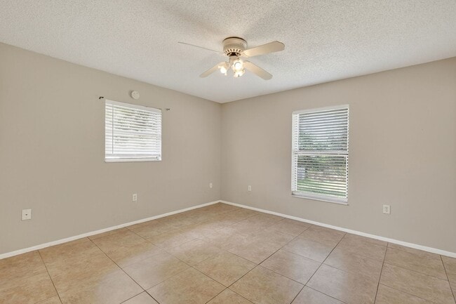 Building Photo - 3 Bedroom Home in Tavares – Available Now!