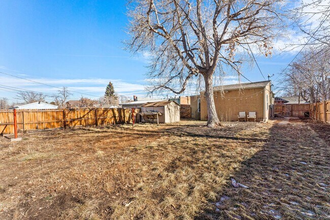 Building Photo - Great location near City Park!