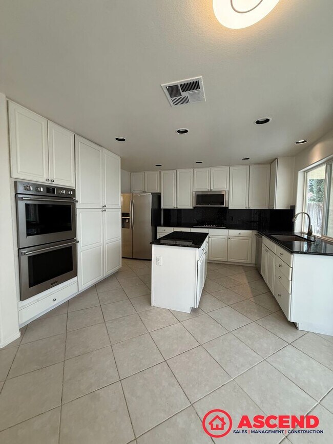 Building Photo - Spacious 4 Bed / 3 Bath Home in Haggin Oaks!