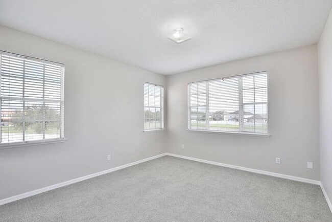 Building Photo - Gorgeous 4/2.5 Home with a 2 Car Garage Lo...