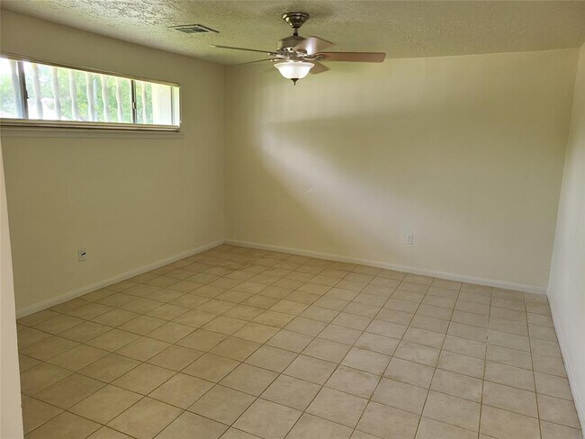 Building Photo - 10614 Sharpview Dr