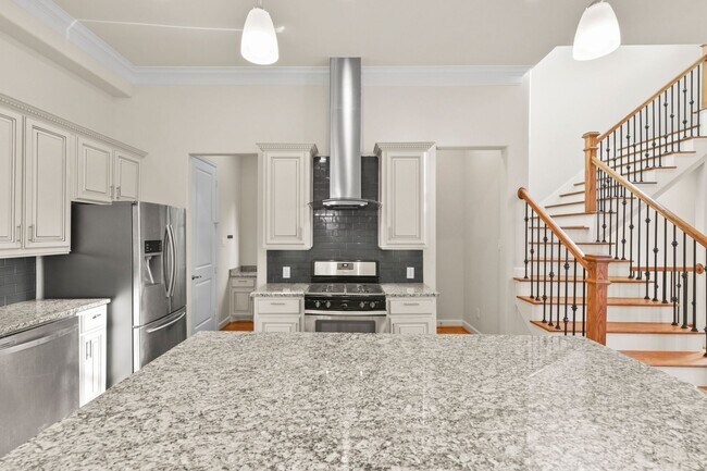 Building Photo - Elegant 3-Bedroom Home in Gated Inner Loop...