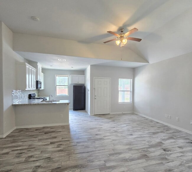Building Photo - 4410 Larkspur St