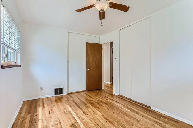 Building Photo - Beautiful 2 Bedroom 1 Bath With Bonus Room...