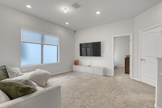 Building Photo - 4740 Chantilly Rd