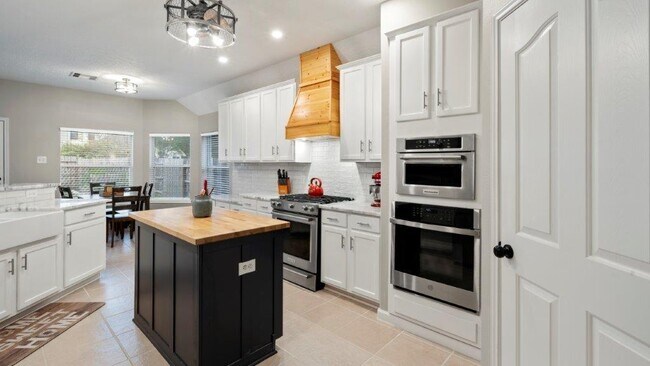 Building Photo - 6163 Darlington Ct