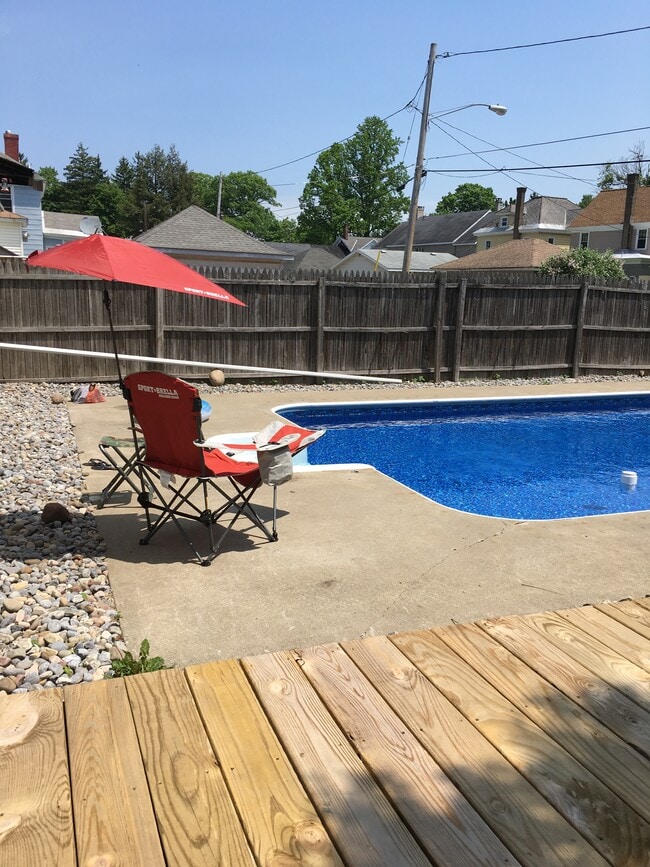 Building Photo - 704 cherry st