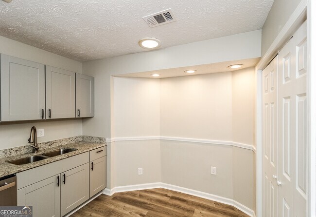 Building Photo - 4336 Hill View Dr