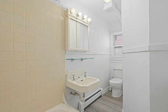 Building Photo - 1034 Pleasant Street, Unit A