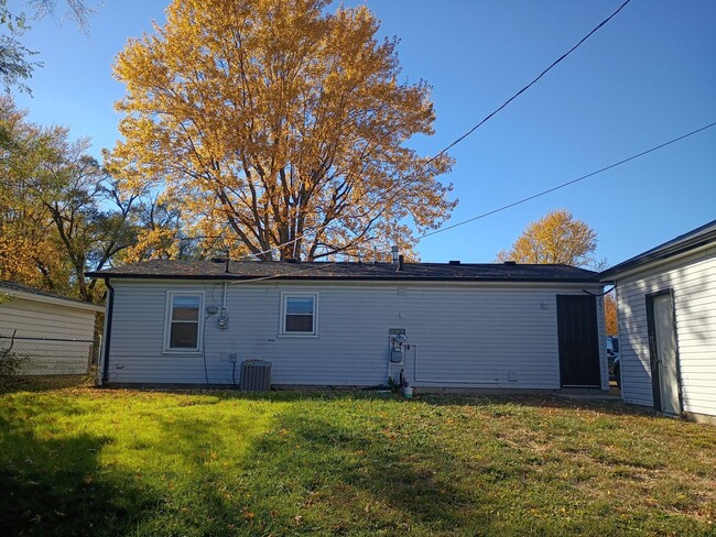 Building Photo - Updated 3BR/2BA + Detached 2-Car Garage!