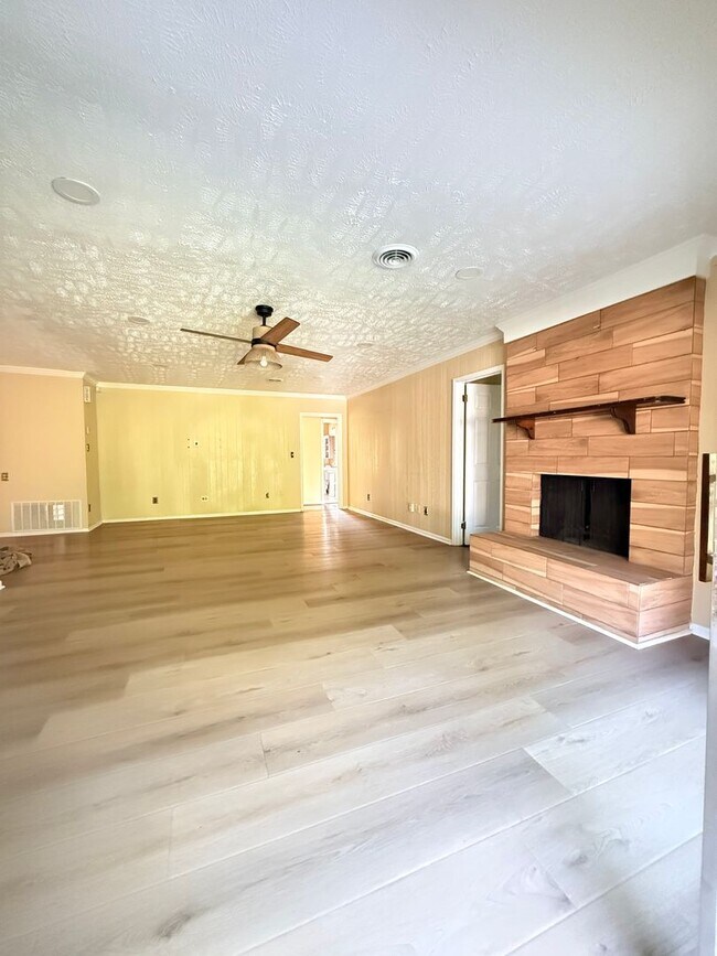 Building Photo - 4 Bed / 2 Bath Spacious Home – Perfect for Families or Roommates