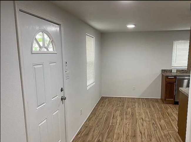 Building Photo - Fully remodeled 3 bed 2 bath