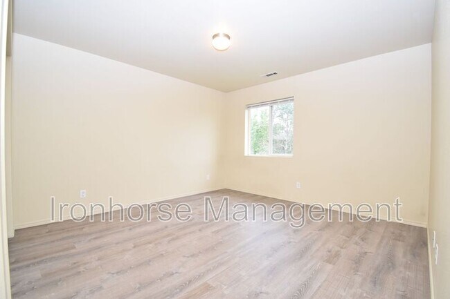 Building Photo - 509 Hunters Way