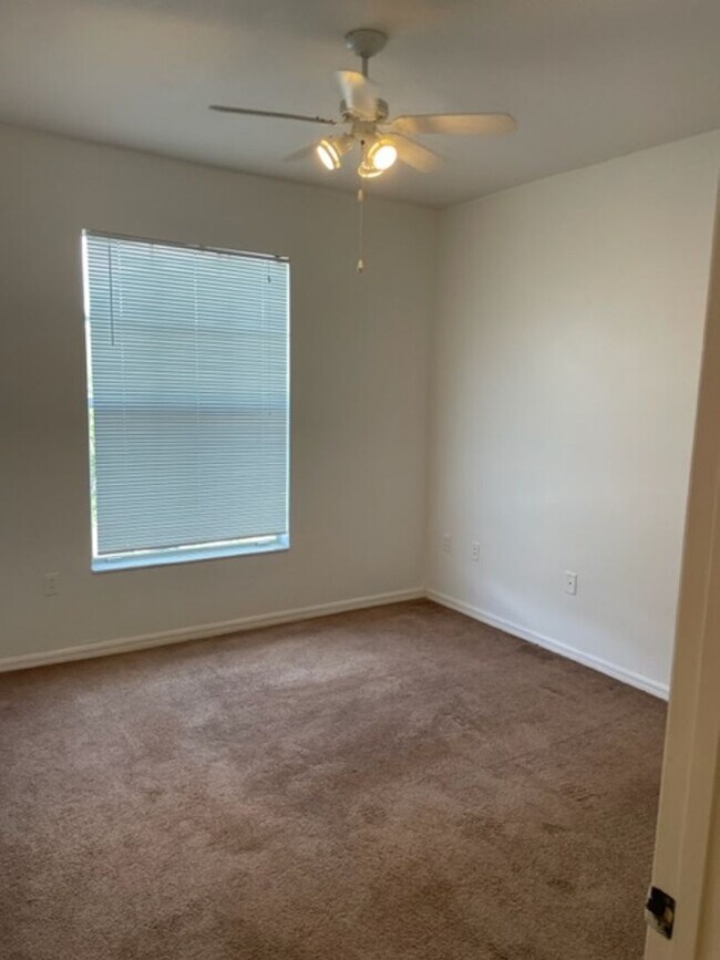 Building Photo - Luxury property. One bedroom condo