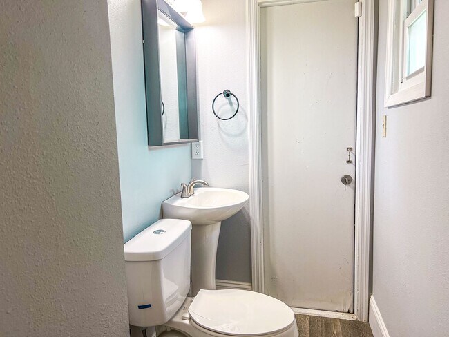 Building Photo - Charming Home in the Heart of Downtown Kis...