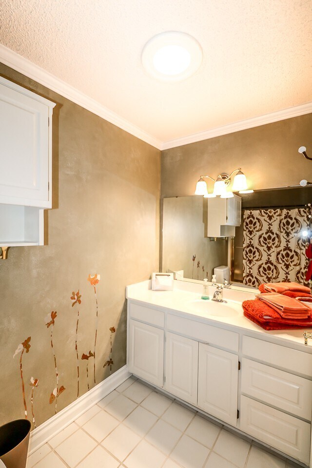 Building Photo - Beautiful 4 Bedroom, 3 Bath home. It has a 2 car garage plus a 1 car carport.  Stay warm in the w...