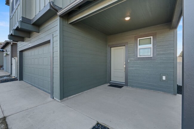 Building Photo - 2 year old 4 Bed 3 bath Liberty Lake Home offering 2330 sq/ft of living space