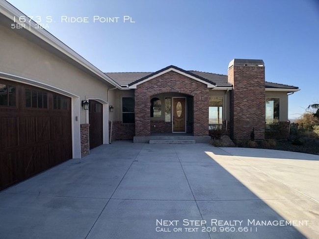 Building Photo - 5 bed 3 bath - Right Next to Table Rock