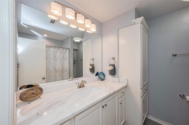 Building Photo - 8711 Pines Pl Dr