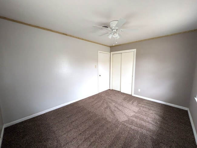 Building Photo - 302 Bridal Wreath Ave