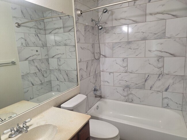 Building Photo - 3944-3946 Queens Ct