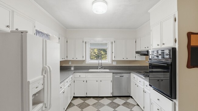 Building Photo - 3 bedroom Cleveland home!