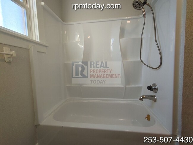 Building Photo - Charming 2 Bedroom with Bonus Loft!