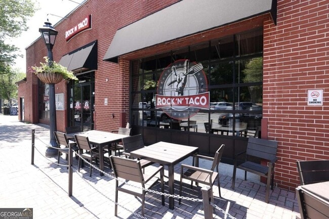 Building Photo - 190 Thompson Pl